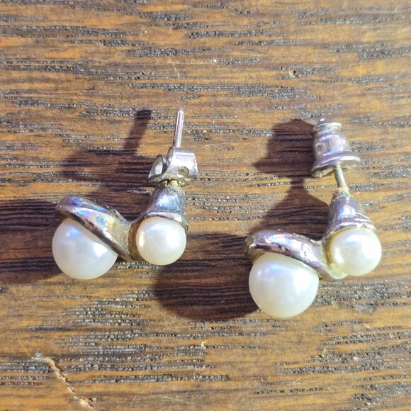 S curve double faux pearl stud earrings - Picture 6 of 7